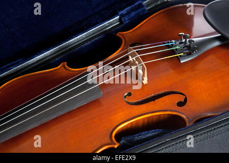 Quasi nuovo violino nel caso Foto Stock