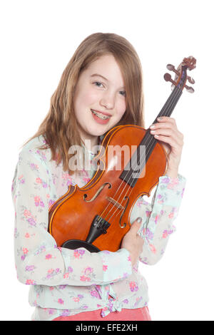 Ragazza giovane sorge in studio contro uno sfondo bianco e trattiene il violino Foto Stock