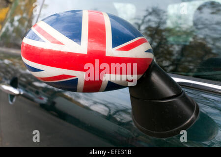 Union Jack su uno specchio retrovisore. Bandiera britannica. Foto Stock