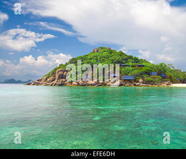 Splendida isola nel mare tropicale Foto Stock