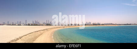 Dubai. Panorama della bella spiaggia e mare Foto Stock