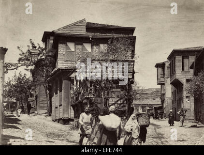 Rue à Stamboul - Vista di persone in una strada ed edifici, Istanbul, circa 1890 Foto Stock