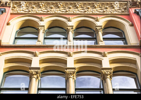 Architettura di Windows su un palazzo ben conservato nel Regno Unito Foto Stock
