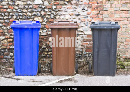 Tre scomparti di plastica contro un muro di pietra Foto Stock