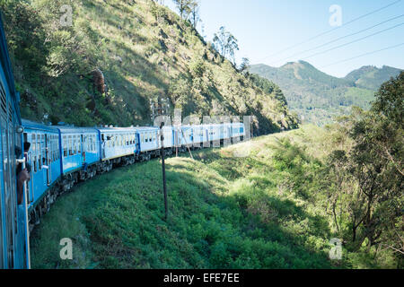 Viaggio in treno,viaggio attraverso le piantagioni di tè, campagna nelle Highlands da Ella a Kandy,Sri Lanka,locomotiva cinese. Foto Stock