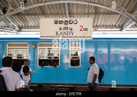 Affollatissima classe 3 carrello,Cinesi costruirono locomotore,treni a Kandy Stazione Ferroviaria Centrale, Kandy, Sri Lanka Foto Stock