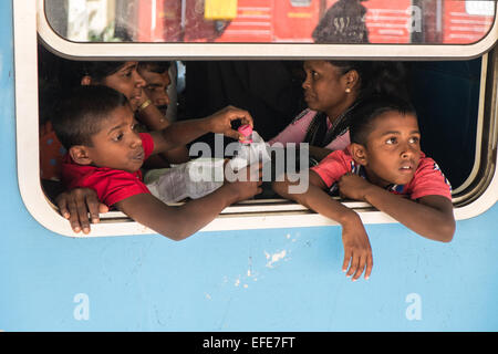 Affollatissima classe 3 carrello,Cinesi costruirono locomotore,treni a Kandy Stazione Ferroviaria Centrale, Kandy, Sri Lanka Foto Stock