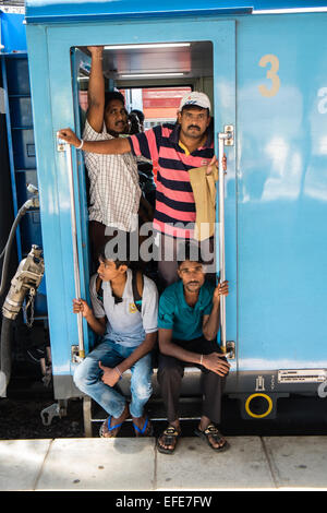 Affollatissima classe 3 carrello,Cinesi costruirono locomotore,treni a Kandy Stazione Ferroviaria Centrale, Kandy, Sri Lanka Foto Stock