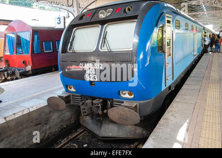 Cinesi costruirono locomotore,treni a Kandy Stazione Ferroviaria Centrale, Kandy, Sri Lanka Foto Stock