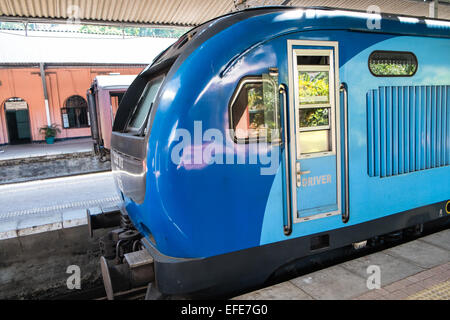 Cinesi costruirono locomotore,treni a Kandy Stazione Ferroviaria Centrale, Kandy, Sri Lanka Foto Stock