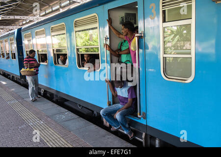 Affollatissima classe 3 carrello,Cinesi costruirono locomotore,treni a Kandy Stazione Ferroviaria Centrale, Kandy, Sri Lanka.la vendita ai passeggeri. Foto Stock