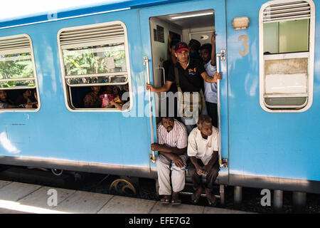 Affollatissima classe 3 carrello,Cinesi costruirono locomotore,treni a Kandy Stazione Ferroviaria Centrale, Kandy, Sri Lanka Foto Stock