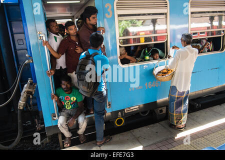 Affollatissima classe 3 carrello,Cinesi costruirono locomotore,treni a Kandy Stazione Ferroviaria Centrale, Kandy, Sri Lanka.la vendita ai passeggeri. Foto Stock