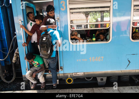 Affollatissima classe 3 carrello,Cinesi costruirono locomotore,treni a Kandy Stazione Ferroviaria Centrale, Kandy, Sri Lanka Foto Stock