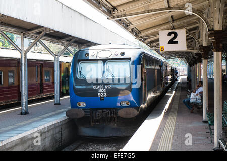 Cinesi costruirono locomotore,Kandy in Treno Stazione Ferroviaria Centrale, Kandy, Sri Lanka,carrozze ferroviarie a piattaforme a Kandy stazione ferroviaria. Foto Stock