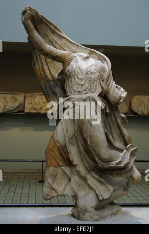 Nereide monumento. Tomba scolpita da Xanthos. Periodo classico Lycia. La Turchia. Statua di nereide. 390-380 A.C. British Museum. Londra. In Inghilterra. Regno Unito. Foto Stock