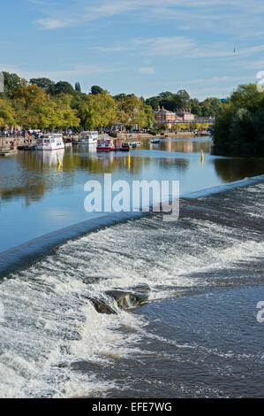 Fiume; Dee weir Chester; Cheshire, Regno Unito Foto Stock