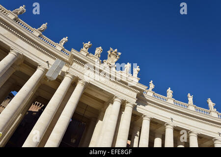 Il colonnato del Bernini in Piazza San Pietro Roma Italia Foto Stock