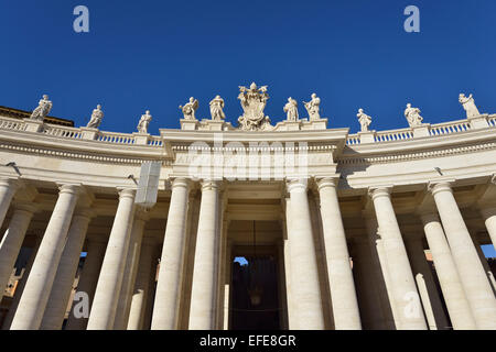 Il colonnato del Bernini in Piazza San Pietro Roma Italia Foto Stock