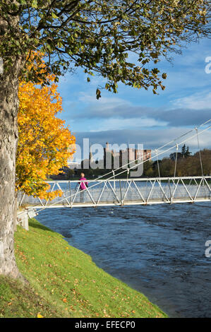 In autunno gli alberi, Castello, Fiume Ness, Inverness, Scotland Highland regione Foto Stock