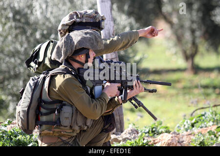 Nablus, West Bank città di Nablus. 2° febbraio 2015. Soldati israeliani prendere posizioni durante gli scontri con i dimostranti palestinesi vicino all'insediamento ebraico di Majdolim, vicino al villaggio di Qusra, sud della Cisgiordania città di Nablus, nel febbraio 2, 2015. Testimoni ha detto che gli abitanti di un villaggio palestinese ha chiuso la strada principale per la liquidazione dopo i militari israeliani hanno distrutto due camere agricole e un pozzo di mancare di permessi di costruzione. © Nidal Eshtayeh/Xinhua/Alamy Live News Foto Stock