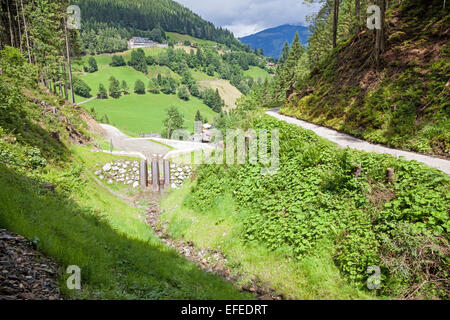 Misure per la prevenzione delle inondazioni accanto al percorso verso la parte superiore della Schmittenhöhe Zell am See Austria in estate Foto Stock