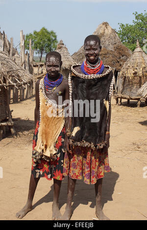 TURMI, Etiopia - Novembre 19, 2014: Karo bambini con abbigliamento tradizionale e collana in novembre 19, 2014 in Turmi, Ethiop Foto Stock