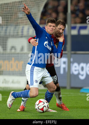 Gelsenkirchen (Germania). 31 gennaio, 2015. Schalke's Klaas-Jan Huntelaar (L) il sistema VIES per la palla con Hannover Christian Schulz durante la Bundesliga tedesca partita di calcio tra FC Schalke 04 e Hannover 96 a Veltins-Arena a Gelsenkirchen (Germania), 31 gennaio 2015. Foto: Bernd Thissen/dpa/Alamy Live News Foto Stock