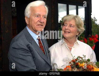 FILE - un file immagine datata 10 ottobre 2003 mostra il compianto ex Presidente tedesco Richard von Weizsaecker e sua moglie Marianne celebrare le loro nozze d'oro in Wackersberg, Germania. Von Weizsaecker morì il 30 gennaio 2015 all'età di 94. Foto: Frank Maechler/dpa Foto Stock