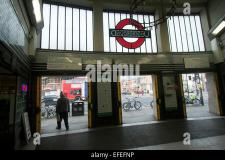 Wimbledon Londra,UK. 2° febbraio 2015. South Wimbledon stazione della metropolitana diventa una delle prime due stazioni per chiudere il suo ufficio biglietteria oggi come parte di una controversa decisione di ax presidiata Uffici biglietteria Foto Stock