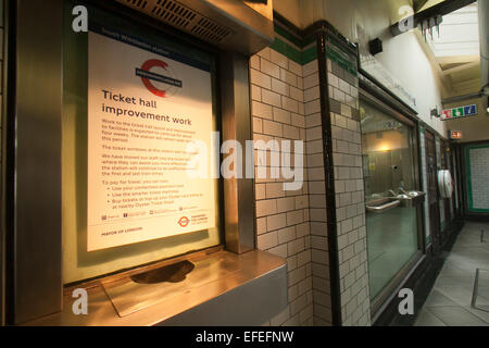 Wimbledon Londra,UK. 2° febbraio 2015. South Wimbledon stazione della metropolitana diventa una delle prime due stazioni per chiudere il suo ufficio biglietteria oggi come parte di una controversa decisione di ax presidiata Uffici biglietteria Foto Stock