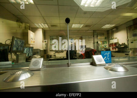 Wimbledon Londra,UK. 2° febbraio 2015. South Wimbledon stazione della metropolitana diventa una delle prime due stazioni per chiudere il suo ufficio biglietteria oggi come parte di una controversa decisione di ax presidiata Uffici biglietteria Foto Stock