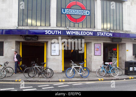 Wimbledon Londra,UK. 2° febbraio 2015. South Wimbledon stazione della metropolitana diventa una delle prime due stazioni per chiudere il suo ufficio biglietteria oggi come parte di una controversa decisione di ax presidiata Uffici biglietteria Foto Stock