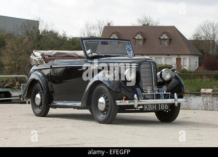 1939 Hillman Minx convertible guida su una strada di campagna, British pre guerra famiglia auto Foto Stock