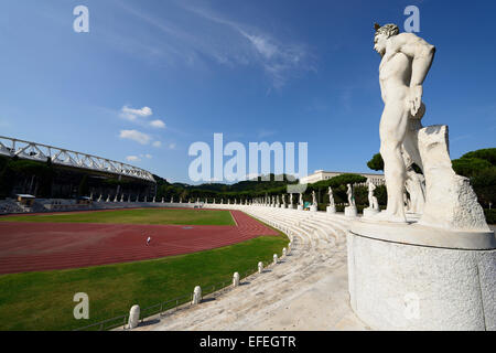 Statue di marmo raffiguranti gli atleti allo Stadio dei Marmi stadio sportivo nel Foro Italico a Roma Italia Foto Stock