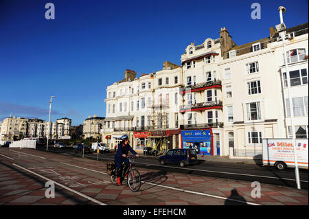 Hastings East Sussex UK - Hastings e St Leonards lungomare con ciclista nella corsia di ciclo Foto Stock