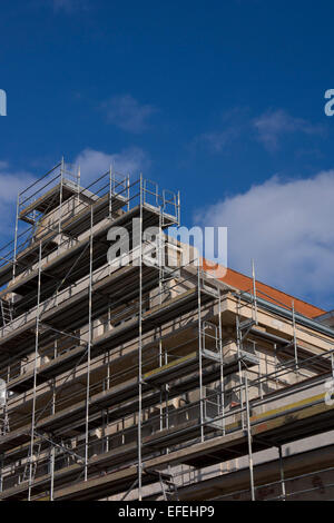 Ponteggi su un vecchio edificio in fase di ricostruzione Foto Stock