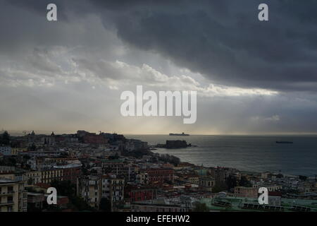 Acquazzone e sunray sul golfo di Napoli, vecchio castel dell'ovo, il Vesuvio sulla sinistra, Italia, Foto Stock