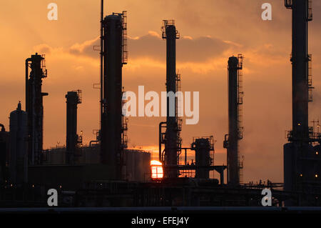 Grangemouth raffineria di petrolio al tramonto, Scotland, Regno Unito. Foto Stock