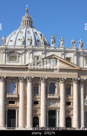 La facciata della Basilica di San Pietro in Vaticano. Italia Foto Stock