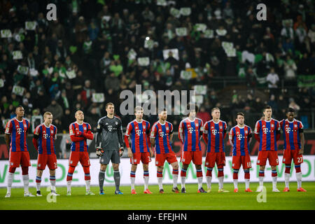 Wolfsburg, Germania. 30 gen, 2015. Del Bayern Monaco Jerome Boateng (L-R), Sebastian Rode, Arjen Robben, portiere Manuel Neuer, Thomas Mueller, Xabi Alonso, Dante, Bastian SCHWEINSTEIGER, Juan Bernat, Robert Lewandowski e David Alaba stand in una linea sul passo come essi commemorare Wolfsburg il giocatore Junior Malanda, recentemente morto in un incidente di macchina, prima della Bundesliga partita di calcio VfL Wolfsburg vs FC Bayern Monaco di Baviera in Wolfsburg, Germania, 30 gennaio 2015. Foto: Thomas Eisenhuth/dpa - nessun filo SERVICE -/dpa/Alamy Live News Foto Stock