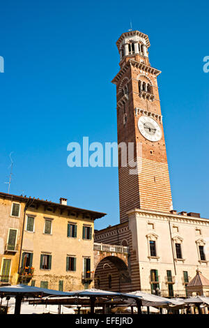 Torre dei Lamberti in Piazza Signori di Verona , Italia Foto Stock