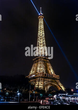 La Torre Eiffel illuminata di notte, Parigi, Francia Foto Stock