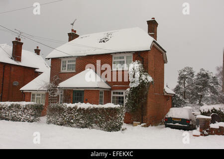 Coperta di neve residenziali casa privata home in Whitehill, Hampshire, Inghilterra. Foto Stock