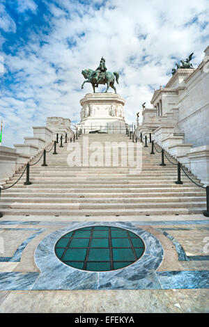 Ampia-ngle vief del monumento a Vittorio Emanuele II in prossimità del Vittoriano al giorno in Roma, Italia Foto Stock