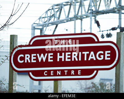 Il Crewe Heritage Centre segno vicino alla stazione ferroviaria di Crewe Cheshire Regno Unito Foto Stock