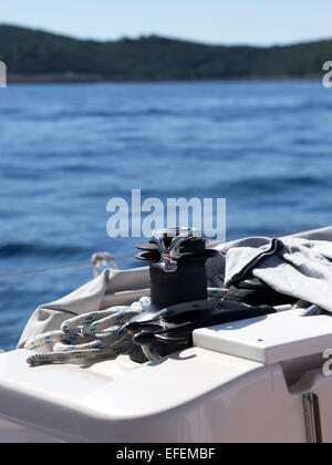 Argano corda dettaglio sulla barca a vela con isola in background Foto Stock