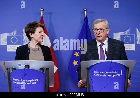 Bruxelles, Belgio. 2° febbraio 2015. Il Presidente della Commissione Europea Jean Claude Juncker (R) e Presidente della Confederazione svizzera Simonetta Sommaruga partecipare ad una conferenza stampa presso la sede centrale della Commissione europea a Bruxelles, in Belgio, nel febbraio 2, 2015. Credito: Zhou Lei/Xinhua/Alamy Live News Foto Stock