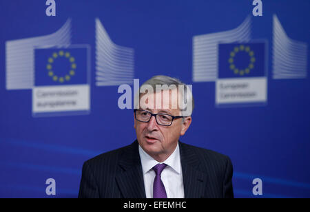 Bruxelles, Belgio. 2° febbraio 2015. Il Presidente della Commissione Europea Jean Claude Juncker parla durante una conferenza stampa dopo un incontro con il presidente della Confederazione svizzera Simonetta Sommaruga (non raffigurata) presso la sede centrale della Commissione europea a Bruxelles, in Belgio, nel febbraio 2, 2015. Credito: Zhou Lei/Xinhua/Alamy Live News Foto Stock