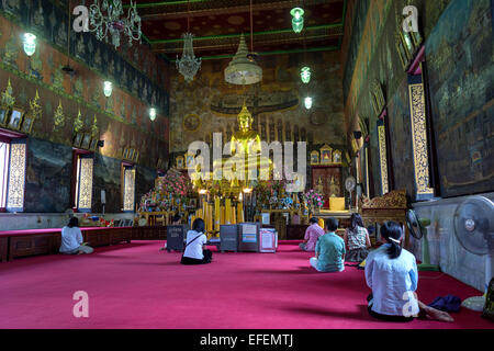 Interno del Wat Rakhang tempio a Bangkok, in Thailandia Foto Stock